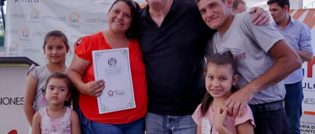 AZARA: Passalacqua entregó 121 documentos de regularización dominial a familias del sur misionero